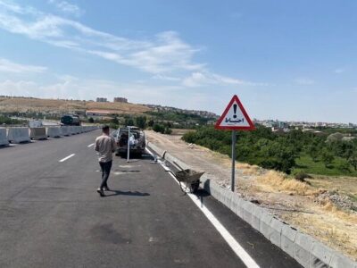 نصب تابلوهای انتظامی در محور اتصالی آزادراه شهید باکری به بلوار ملت