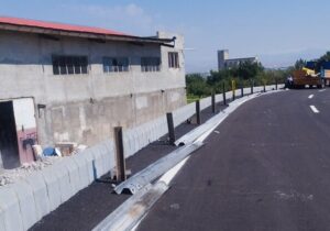 ارتقای ایمنی مسیر اتصال بلوار ملت به آزادراه شهید باکری با نصب گاردریل