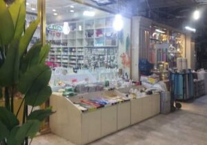 ارائه برگ اخطاریه به اصناف سدمعبر کننده در پاساژ شمس تبریزی