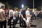 توزیع بسته‌های فرهنگی میان کودکان دختر به مناسبت شهادت حضرت رقیه (س) در حاشیه اجتماع میدان ساعت