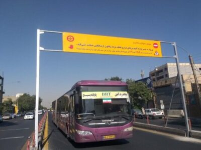 نصب تابلوهای اخطار و آگاهی برای کنترل ورود موتورسواران به مسیر BRT در منطقه ۴ تبریز