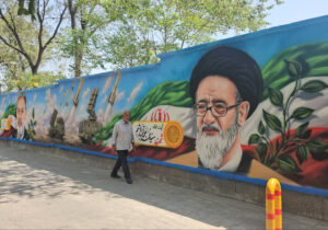 نقش ماندگار شهدای ارتش و شهید آیت‌الله آل‌هاشم بر دیوارهای خیابان ارتش جنوبی