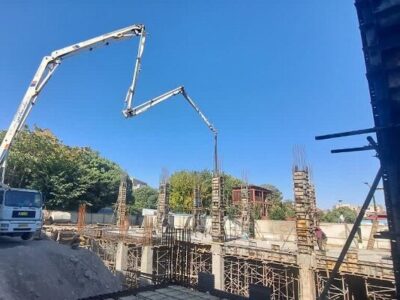 بتنریزی ستونهای طبقه اول بلوک غربی پروژه بازآفرینی شهری اطلس