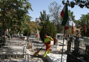 غبارروبی آرامستان بقائیه در اربعین حسینی با مشارکت نیروهای خدماتی شهرداری تبریز