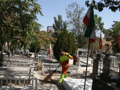 غبارروبی آرامستان بقائیه در اربعین حسینی با مشارکت نیروهای خدماتی شهرداری تبریز