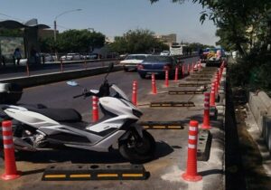 اجرای ایستگاه پارک موتورسیکلت و نصب تجهیزات ترافیکی در خیابان ۲۲ بهمن