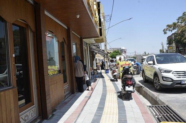 کفسازی ۳۲۵۰ مترمربع از پیاده‌روهای مسیر خیابان آخماقیه