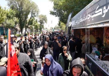برپایی موکب برای جاماندگان اربعین در میدان ساعت/ منطقه ۱۰