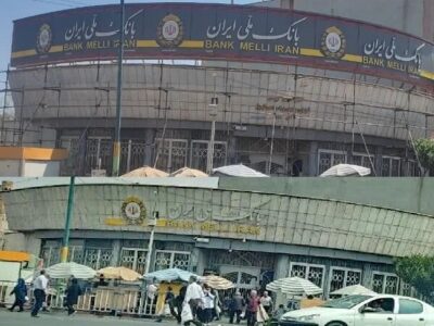 حذف تابلوهای پشت‌بام بانک ملی میدان نماز پس از صدور اخطاریه شهرداری منطقه ۸