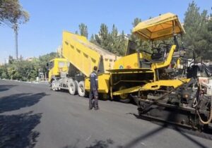آسفالت ریزی رویه ۸۰۰ تنی لاین شرقی باند کندرو جاده ائل گلی