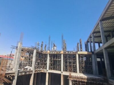 ادامه قالببندی ستونهای بلوک یک پروژه بازآفرینی شهری اطلس تبریز