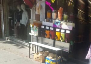 صدور اخطاریه به آبمیوهفروشان پیادهراه تربیت برای رفع سد معبر