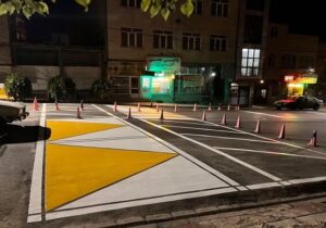 رنگ آمیزی شبانه ۱۰ سرعتکاه در حوزه شهرداری منطقه ۲