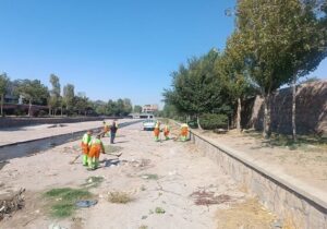 تنظیف و لایروبی ۲۸ هزار متر مربع از مسیر مهران رود در سطح حوزه منطقه ۱۰