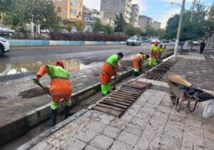 عملیات لایروبی و پاکسازی آبروها در محور میدان امام حسین تا شهدای لاله اجرایی شد