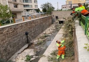 پاکسازی کانال الهی پرست توسط شهرداری منطقه ۲
