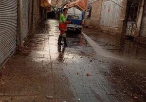 پاکیزگی شبانه بازار تاریخی تبریز؛ شست‌وشوی مستمر بازار میوه‌فروشان راسته‌کوچه