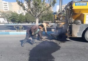 بهبود عبور و مرور شهروندان با چاله زدائی ۸۰۰ تنی معابر شهرداری منطقه ۲