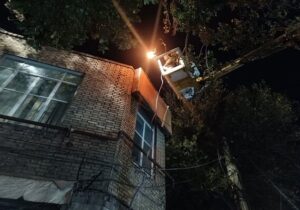 جمع‌آوری تابلوهای مزاحم مشاغل در محدوده مرکزی منطقه ۸ تبریز