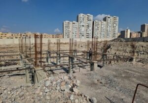 قالببندی تیرهای سقف همکف ساختمان مدیریت بحران منطقه ۷ تبریز در حال اجراست
